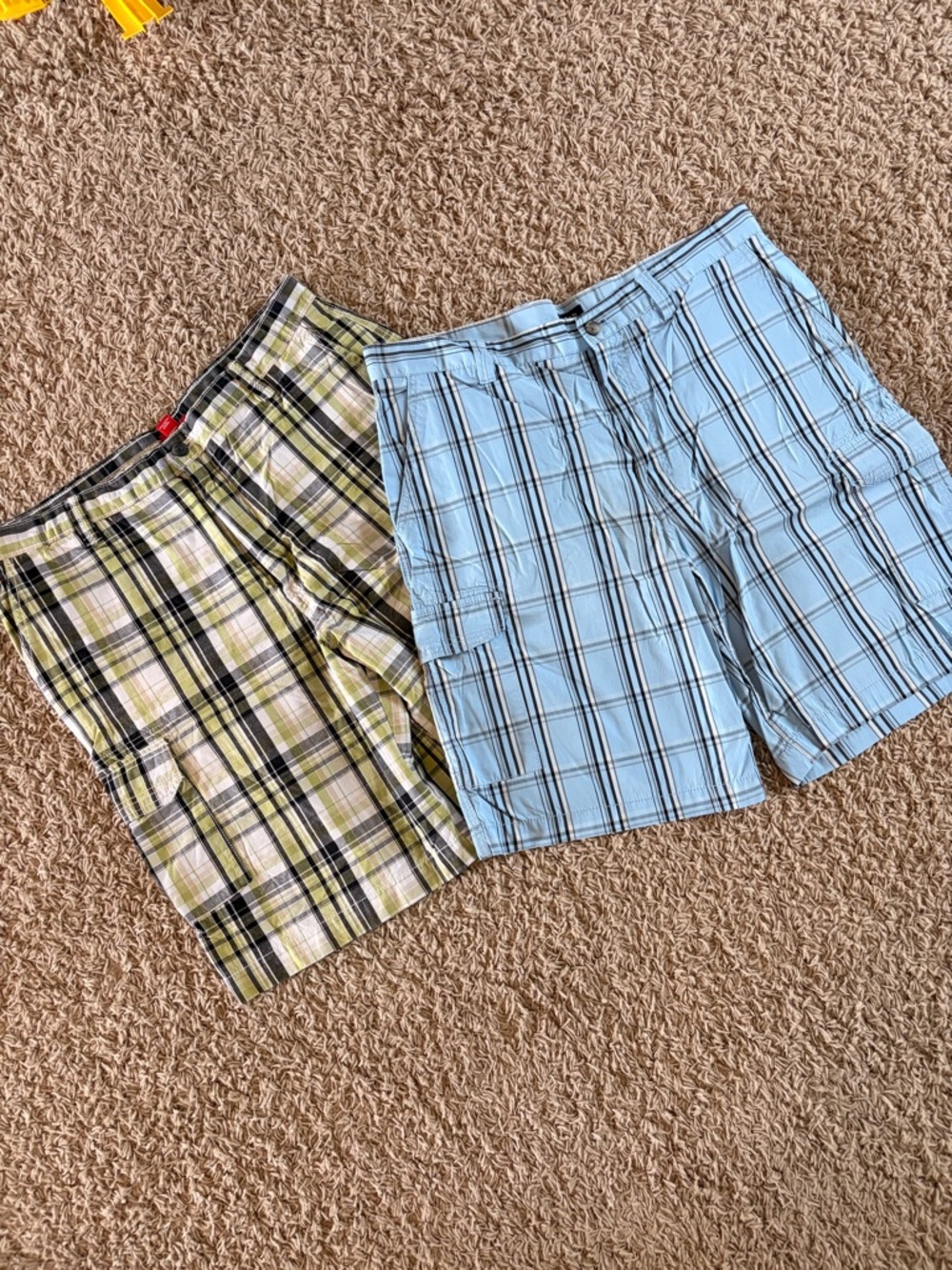 Izod Men's Plaid Cargo Shorts - Light Blue & Yellow Plaid